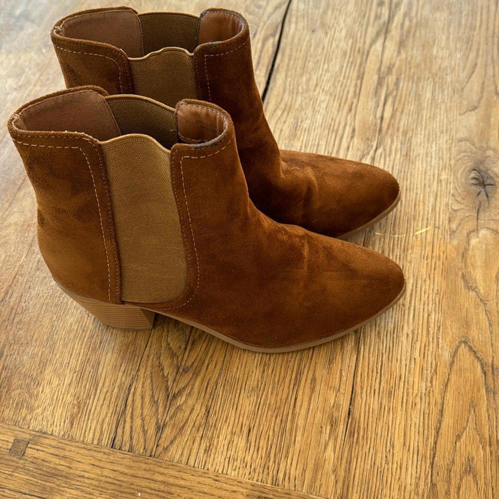 Lulus Brown suede booties